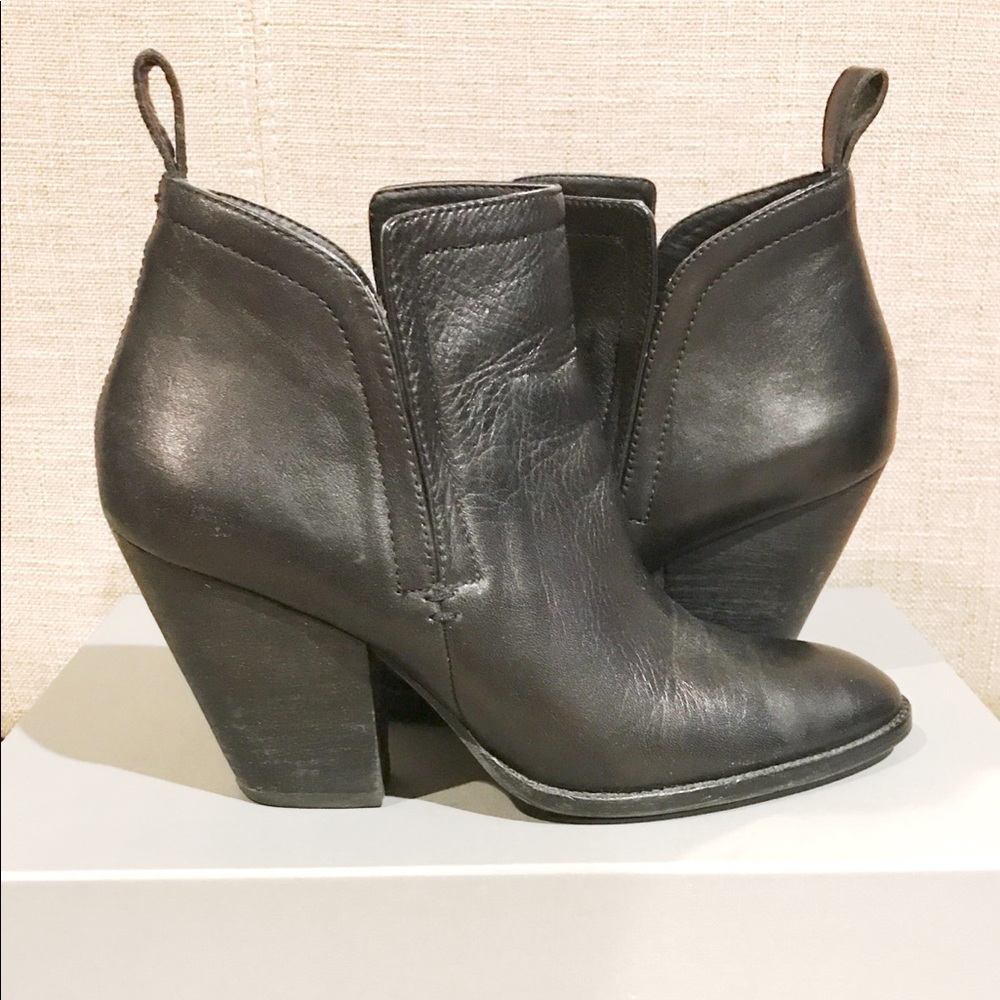 Dolce Vita ‘Hastings’ Bootie in Black